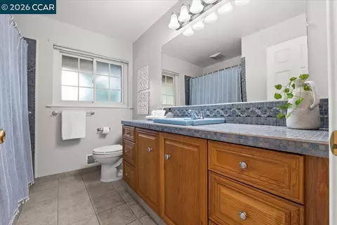 Bath - 114 Combs Ln, Vallejo, CA 94590 photo 1 of 5