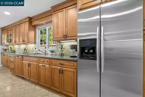 Kitchen - 114 Combs Ln, Vallejo, CA 94590 photo 10 of 11