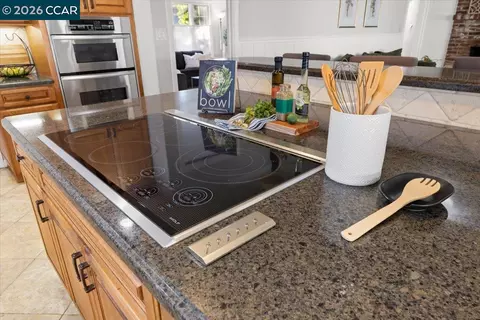 Kitchen - 114 Combs Ln, Vallejo, CA 94590 photo 6 of 11