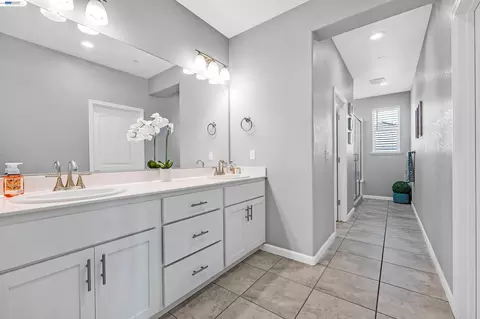 Entry Way - 1589 Friendly, Manteca, CA 95337 photo 3 of 4