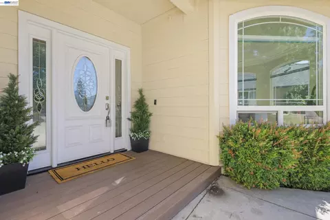 Entry Way - 2110 Cadjew St, Redding, CA 96003 photo 3 of 3