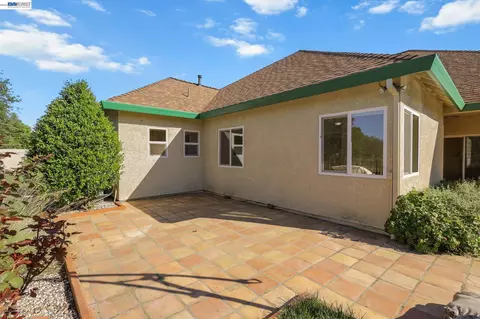 Exterior - 2110 Cadjew St, Redding, CA 96003 photo 9 of 13