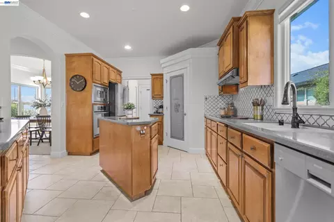 Kitchen - 2110 Cadjew St, Redding, CA 96003 photo 4 of 4