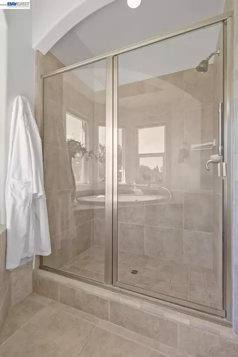 Bath - 2110 Cadjew St, Redding, CA 96003 photo 4 of 9