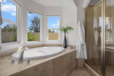 Bath - 2110 Cadjew St, Redding, CA 96003 photo 3 of 9