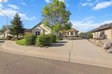 Exterior - 2110 Cadjew St, Redding, CA 96003 photo 6 of 13