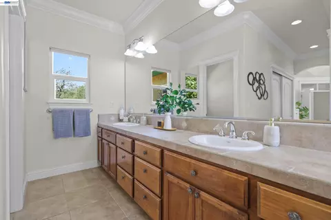 Bath - 2110 Cadjew St, Redding, CA 96003 photo 1 of 9