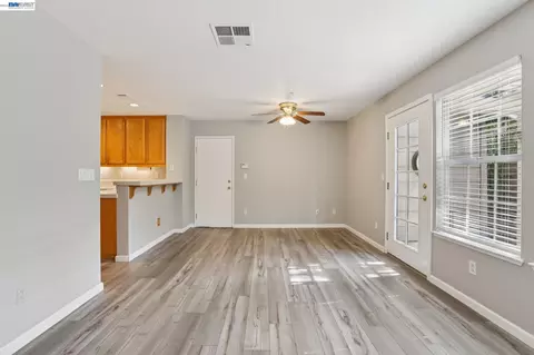 Living - 2159 Walsingham Ct #62, Tracy, CA 95376 photo 7 of 10