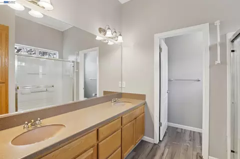 Bath - 2159 Walsingham Ct #62, Tracy, CA 95376 photo 1 of 3
