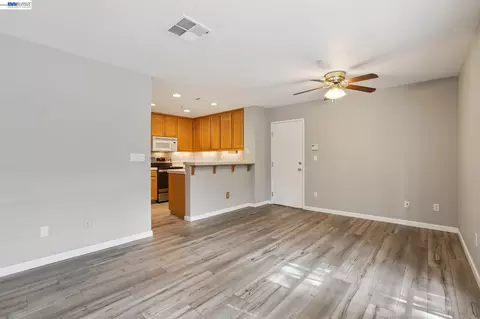 Living - 2159 Walsingham Ct #62, Tracy, CA 95376 photo 5 of 10