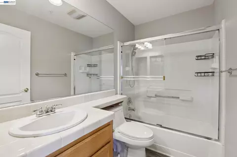 Bath - 2159 Walsingham Ct #62, Tracy, CA 95376 photo 3 of 3