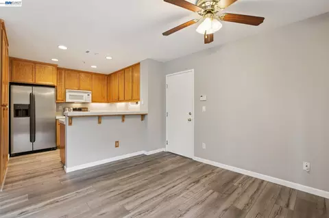 Living - 2159 Walsingham Ct #62, Tracy, CA 95376 photo 6 of 10