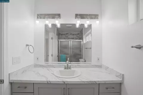 Bath - 1232 York St, Richmond, CA 94801 photo 2 of 5