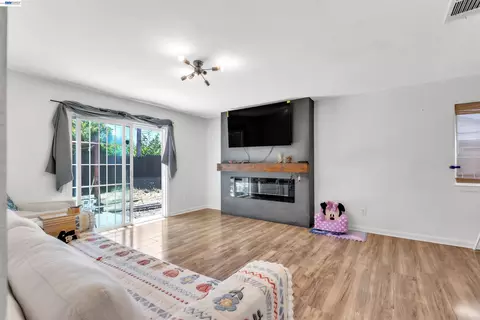 Living - 425 E Tabor Ave, Fairfield, CA 94533 photo 1 of 2