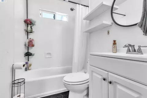 Bath - 425 E Tabor Ave, Fairfield, CA 94533 photo 1 of 1