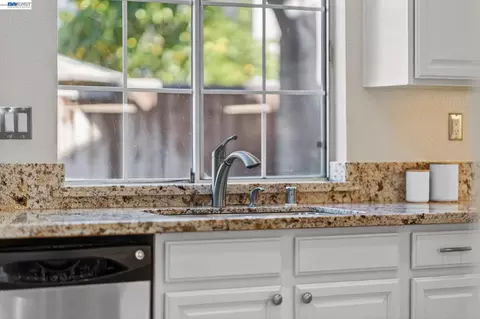 Kitchen - 914 Arrowtail Ter, Fremont, CA 94536 photo 3 of 4