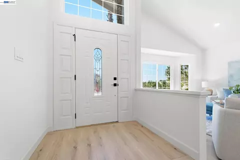 Entry Way - 935 Granite Ct, Martinez, CA 94553 photo 2 of 4