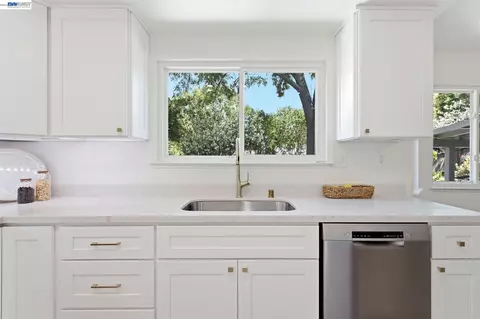 Kitchen - 935 Granite Ct, Martinez, CA 94553 photo 3 of 4