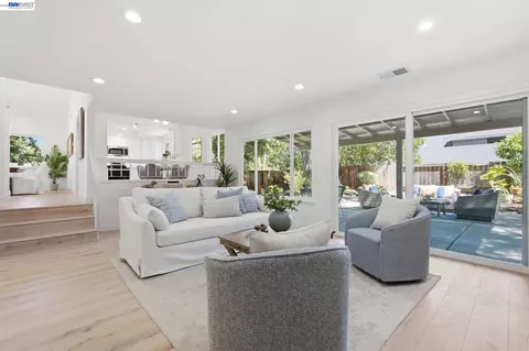 Living - 935 Granite Ct, Martinez, CA 94553 photo 2 of 3