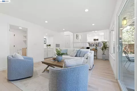 Living - 935 Granite Ct, Martinez, CA 94553 photo 3 of 3