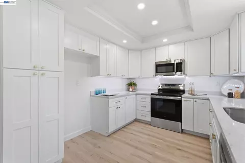 Kitchen - 935 Granite Ct, Martinez, CA 94553 photo 2 of 4