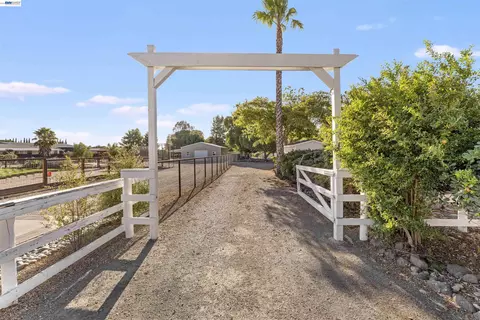 Exterior - 23110 Los Ranchos Dr, Tracy, CA 95304 photo 2 of 5
