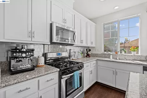 Kitchen - 663 Falling Star Dr, Martinez, CA 94553 photo 5 of 5