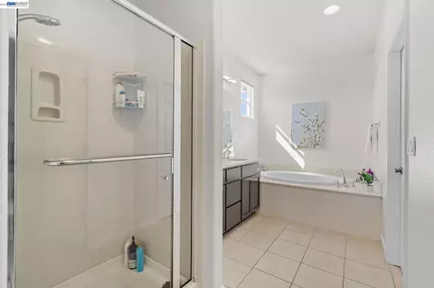 Bath - 663 Falling Star Dr, Martinez, CA 94553 photo 2 of 4