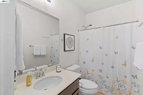 Bath - 663 Falling Star Dr, Martinez, CA 94553 photo 4 of 4