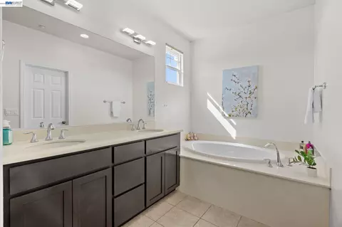 Bath - 663 Falling Star Dr, Martinez, CA 94553 photo 3 of 4