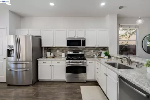 Kitchen - 25528 Conley Downs Dr, Castro Valley, CA 94552 photo 1 of 3