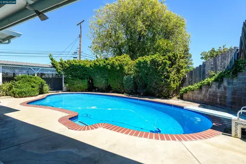 Exterior - 1250 Rolling Hill Ct, Martinez, CA 94553 photo 3 of 6