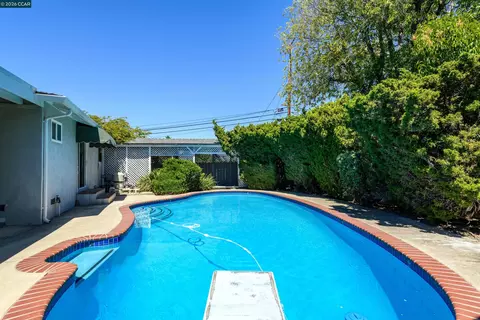 Exterior - 1250 Rolling Hill Ct, Martinez, CA 94553 photo 4 of 6