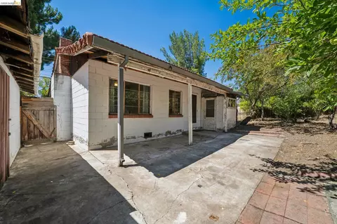 Exterior - 1810 3rd Ave, Walnut Creek, CA 94597 photo 6 of 9