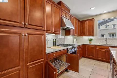 Kitchen - 2836 Stringham Way, Dublin, CA 94568 photo 4 of 8