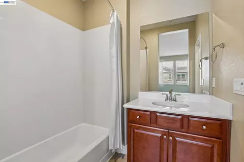Bath - 2836 Stringham Way, Dublin, CA 94568 photo 4 of 4