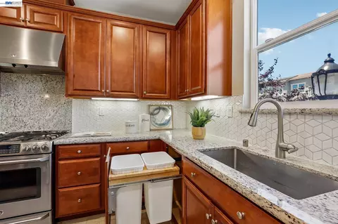 Kitchen - 2836 Stringham Way, Dublin, CA 94568 photo 7 of 8