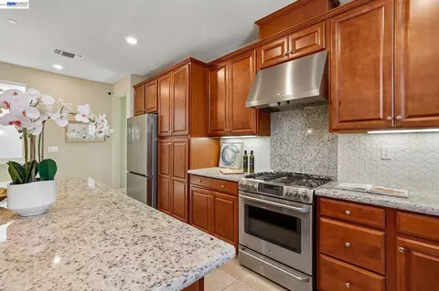 Kitchen - 2836 Stringham Way, Dublin, CA 94568 photo 5 of 8