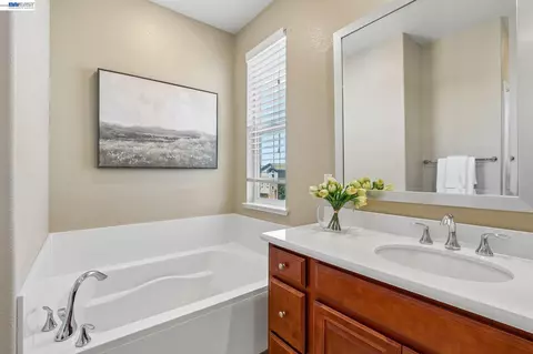 Bath - 2836 Stringham Way, Dublin, CA 94568 photo 3 of 4