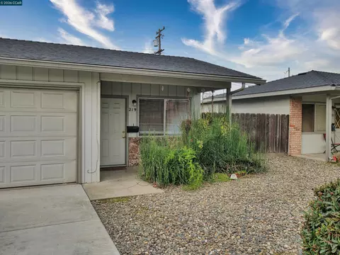Exterior - 219 Kingston Ln, Modesto, CA 95354 photo 5 of 7