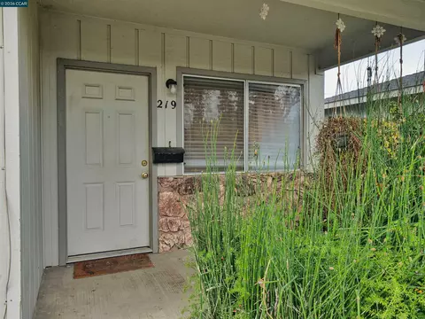 Exterior - 219 Kingston Ln, Modesto, CA 95354 photo 6 of 7
