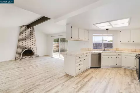 Living - 4975 Silverado Dr, Fairfield, CA 94534 photo 7 of 13