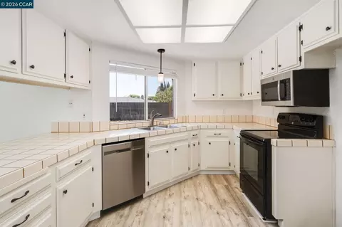 Kitchen - 4975 Silverado Dr, Fairfield, CA 94534 photo 3 of 3