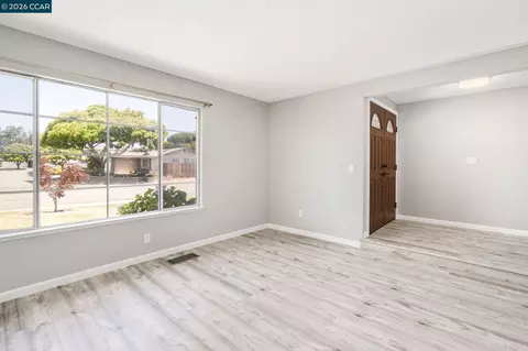 Living - 4975 Silverado Dr, Fairfield, CA 94534 photo 4 of 13