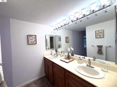 Bath - 11651 Rolling Hills Pl, Dublin, CA 94568 photo 1 of 3
