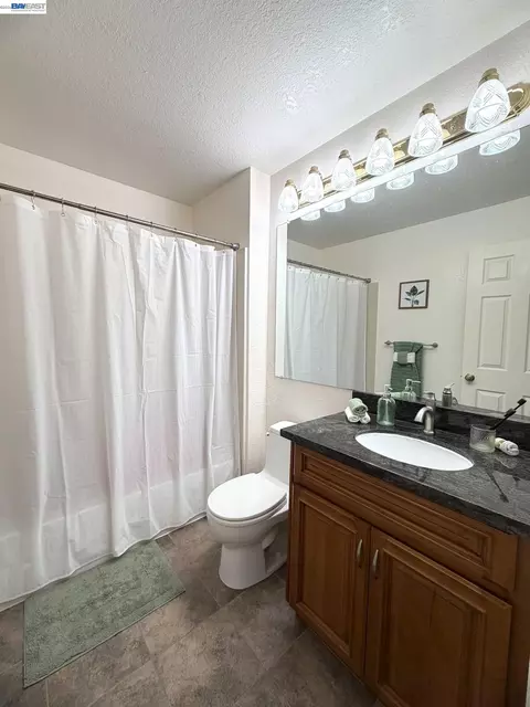 Bath - 11651 Rolling Hills Pl, Dublin, CA 94568 photo 3 of 3