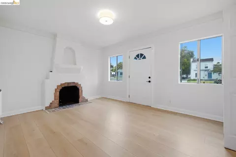 Living - 2600 Sacramento St, Berkeley, CA 94702 photo 4 of 7