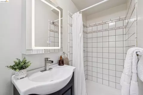 Bath - 2421 9th St, Berkeley, CA 94710 photo 4 of 6