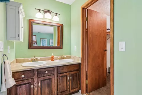 Bath - 2536 Pebble Beach Loop, Lafayette, CA 94549 photo 2 of 8