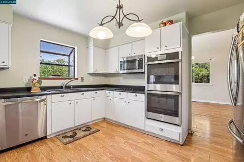 Kitchen - 2536 Pebble Beach Loop, Lafayette, CA 94549 photo 2 of 3
